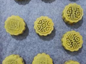 16、微微上色的月饼取出后，刷两次蛋液。