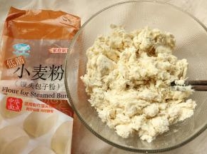 先用筷子搅成絮状。先用筷子，可以避免手上黏上太多面粉。