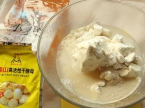 内置酵母，很方便，真空包装在夏季里也会避免生虫变质。面粉加入容器里面。加入水和酵母。