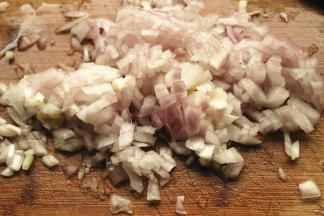 洋葱切碎。