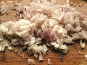 洋葱切碎。
