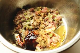 羊肉和葱姜末放入盆里，加入所有调料拌匀。