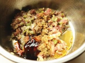 羊肉和葱姜末放入盆里，加入所有调料拌匀。