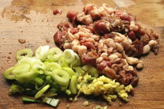 羊肉切碎，葱姜切末。