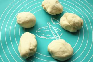 发酵好的面团继续揉一会，表面会光滑，切面也很细腻，分成5份，可以做5个馅饼。