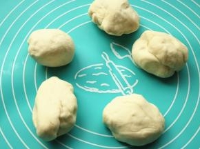 发酵好的面团继续揉一会，表面会光滑，切面也很细腻，分成5份，可以做5个馅饼。