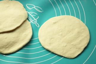 擀成中间略厚边缘薄的面片。