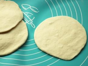 擀成中间略厚边缘薄的面片。