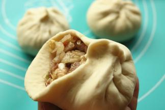 包起来，一定要捏紧收口，避免烙的时候汤汁流出来。