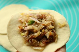 放入适量馅料。