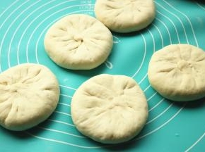 略微按扁一下，不要太用力，按破了就不好了。