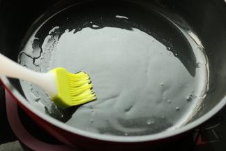 平底锅刷一层花生油。