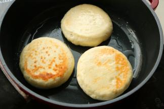 翻面，用铲子略微压一下，使两面平整，转最小火盖盖子焖煎3分钟左后，期间记得多翻面，不要糊了。