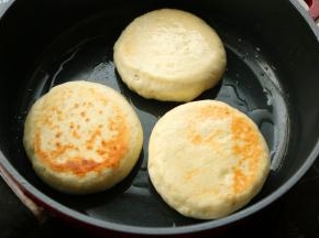 翻面，用铲子略微压一下，使两面平整，转最小火盖盖子焖煎3分钟左后，期间记得多翻面，不要糊了。