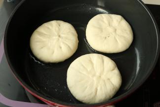 放入馅饼先煎半分钟定型。