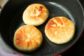 最后，焦黄香酥的孜然洋葱肉馅饼就做好了。