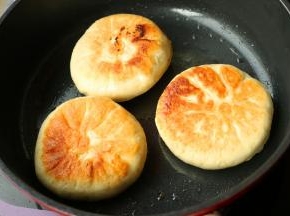 最后，焦黄香酥的孜然洋葱肉馅饼就做好了。