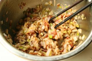 再加入洋葱末拌匀，馅就做好了。