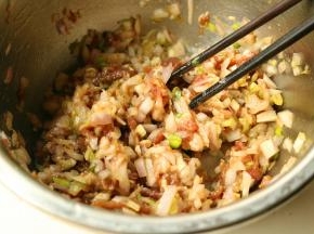 再加入洋葱末拌匀，馅就做好了。