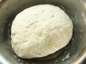 面团材料，面粉酵母和水，混合揉成团后，开始盖保鲜膜发酵。