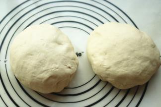 移到揉面垫上，揉光滑，分成均匀三份，可以做24个花卷，每个大约60克，算是比较小的。