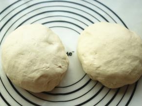 移到揉面垫上，揉光滑，分成均匀三份，可以做24个花卷，每个大约60克，算是比较小的。