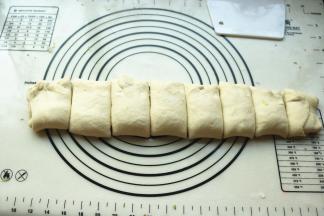 卷起来按扁，切开成均匀的8份。