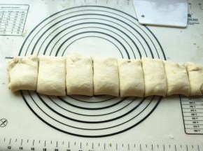 卷起来按扁，切开成均匀的8份。