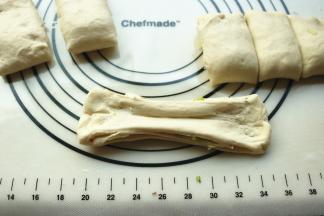 切好的段，按平中间压一下，对折起来。