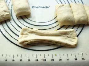 切好的段，按平中间压一下，对折起来。