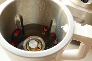 红豆洗净，放入豆浆机，玫瑰花和砂糖也放入。