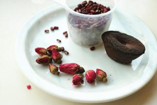 量取材料，也可以使用红糖，更适合女孩子。