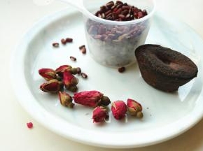 量取材料，也可以使用红糖，更适合女孩子。