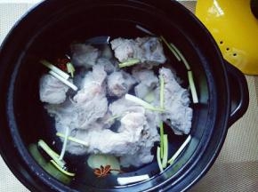 将小排，葱姜蒜放入啥锅中。