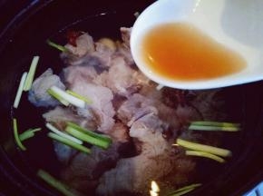 加入料酒，盖上盖子大火烧开，转小火慢炖30分钟。