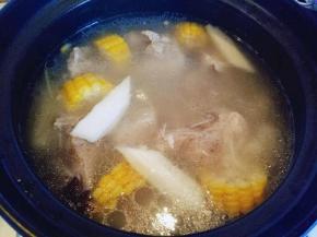 30分钟加入玉米和山药炖20分钟即可。