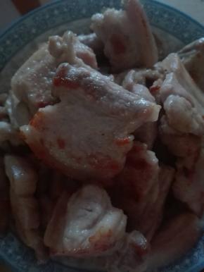 平底锅涂一层薄薄的油，将腌制好的五花肉一片片煎至两面发黄。这点很重要，直接关系到后面的操作做时间和口味。一定要用小火慢慢剪，我是看着肉里面的油慢慢溢出来的。这个过程有点长，捺性子吧。我这图有点暗，差点忘了拍张，实际煎出来的色彩很好看的。