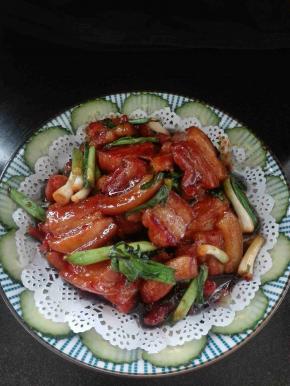 用一个碗放入蜂蜜水，生抽，和麻油。喜欢甜的多放点蜂蜜水少放点生抽，喜欢咸的就多放点深仇少放点蜂蜜水，我今天是做的蜜汁的，所以蜂蜜水多一点。麻油只要滴几滴就好。