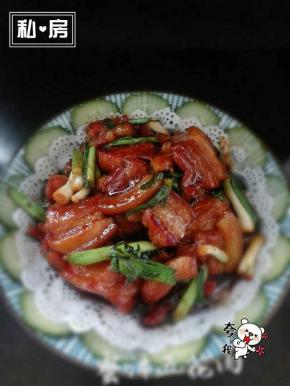 我当时怕五花肉会腻，就准备了青蒜。实际证明不放青蒜也好吃。锅里烧热倒入调制好的蜂蜜水，待锅里烧热蜂蜜水冒泡泡时倒入五花肉中火翻炒，让每一块肉豆裹上蜜汁，待汤收汁后倒入青蒜拌匀装盘。因为在煎肉得过程中既拿出了肥油又把肉基本煎熟了。这个过程就是上个色，很快的～