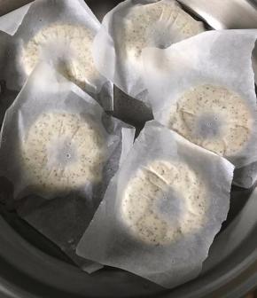 将发酵好的面团正面朝下，烫30秒，揭掉油纸反过来再烫30秒，哪个先放哪个后放的顺序要记得哈，如果先放的最后拿，烫伤了表找我，哈哈