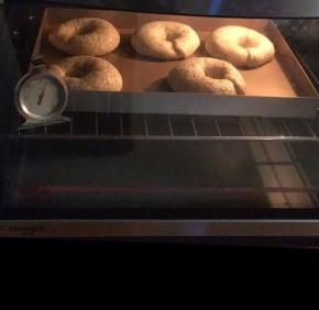 迅速送入预热好的烤箱200度20分钟，一上色就要盖上锡纸