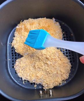 空气炸锅炸篮里刷一层油，将大排铺上面，再在大排上刷一层油。没有炸锅的就直接下油锅炸吧。