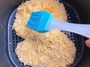 空气炸锅炸篮里刷一层油，将大排铺上面，再在大排上刷一层油。没有炸锅的就直接下油锅炸吧。