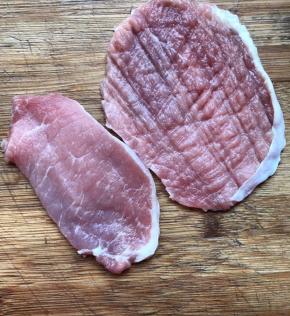 大排洗净用厨房纸吸干水分，用刀背将大排轻轻的横剁剁竖剁剁，剁松散