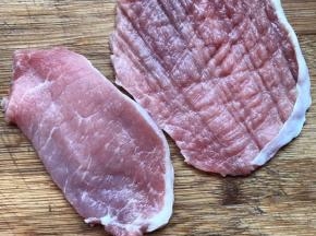 大排洗净用厨房纸吸干水分，用刀背将大排轻轻的横剁剁竖剁剁，剁松散