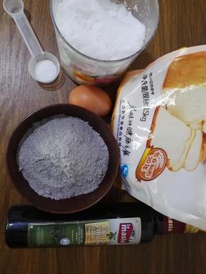 1、原料：面包粉、黑米面、白糖、鸡蛋、盐、橄榄油。