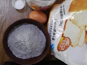 1、原料：面包粉、黑米面、白糖、鸡蛋、盐、橄榄油。