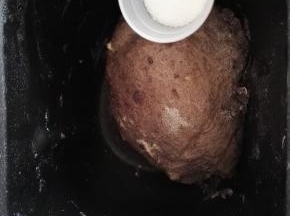 3、当面团可以成形时，加入盐，继续揉面程序。