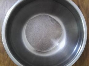 5、用手能将面团拉出较结实的薄膜时，取出面团整理成圆形，放盆中盖保鲜膜室温发酵。