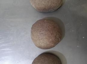 7、将面团移到面板上，揉搓排气后，分成三等份，盖上保鲜膜静置20分钟。